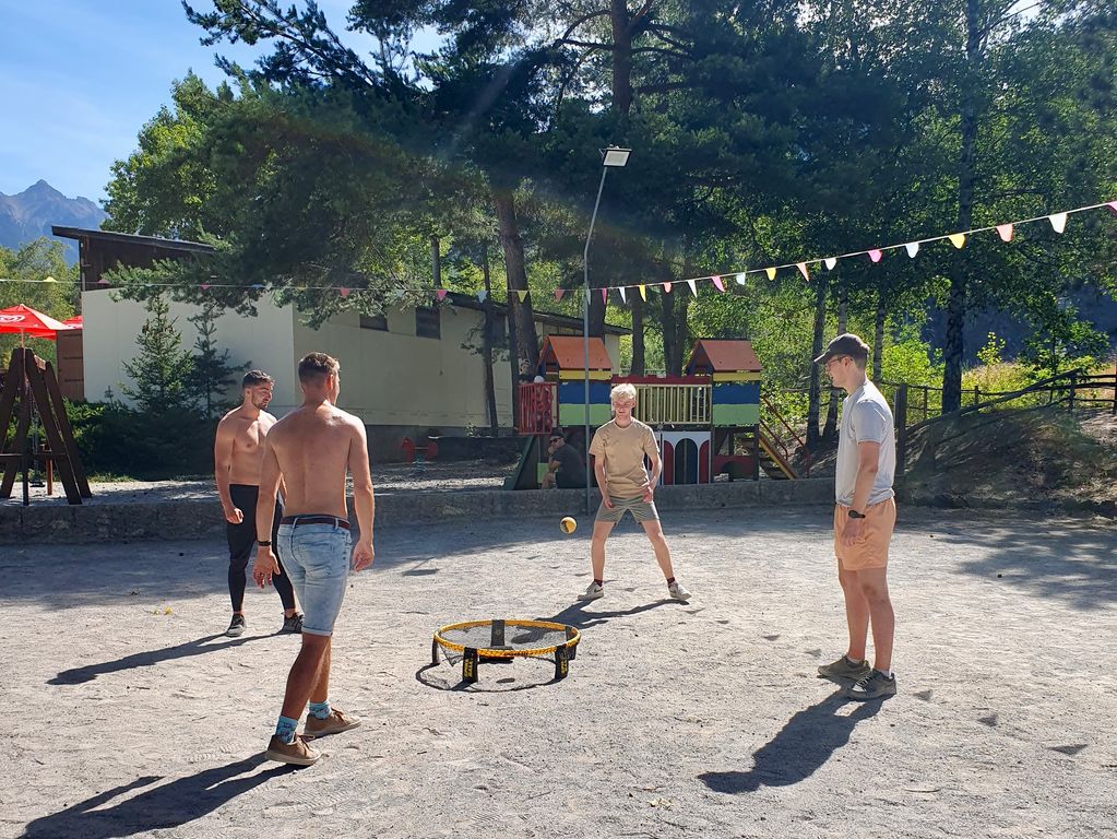 Spelletje spelen op de camping
